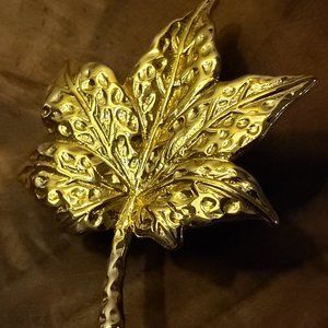 Talbots goldtone maple leaf pin (brooch)